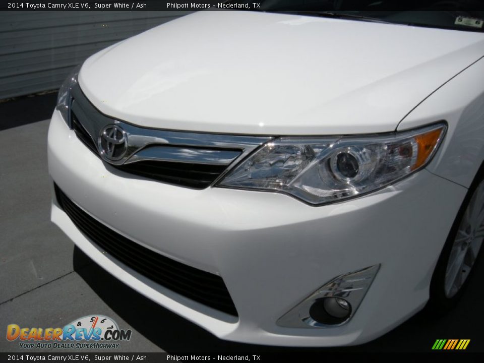 2014 Toyota Camry XLE V6 Super White / Ash Photo #10