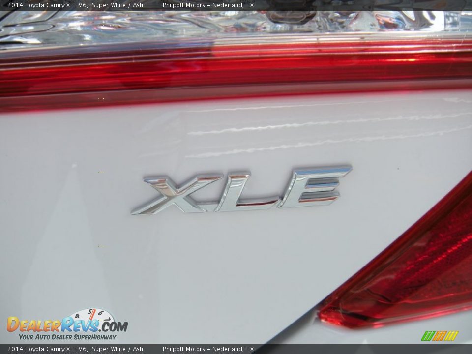 2014 Toyota Camry XLE V6 Super White / Ash Photo #15