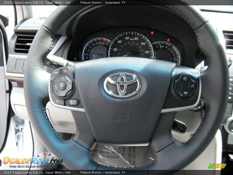 2014 Toyota Camry XLE V6 Super White / Ash Photo #33