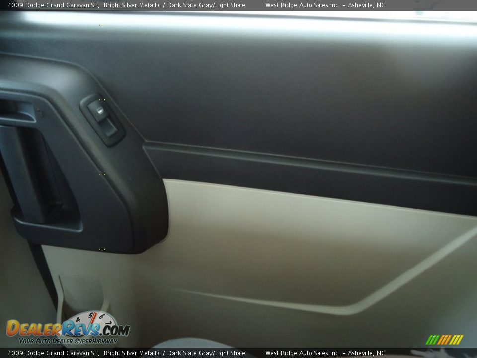 2009 Dodge Grand Caravan SE Bright Silver Metallic / Dark Slate Gray/Light Shale Photo #27
