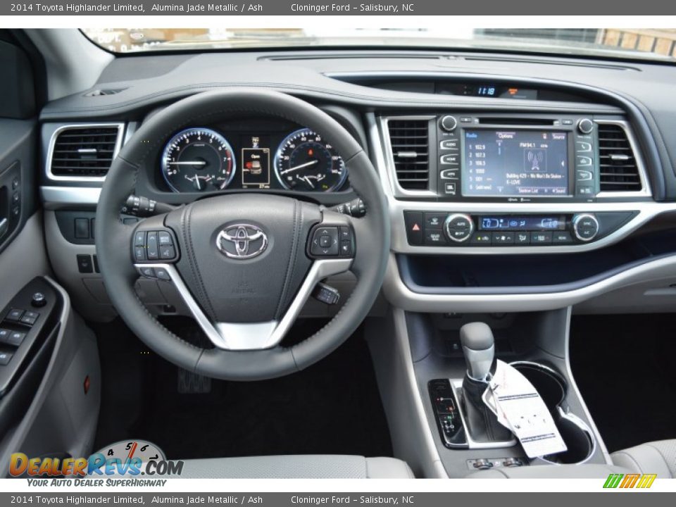 Dashboard of 2014 Toyota Highlander Limited Photo #13