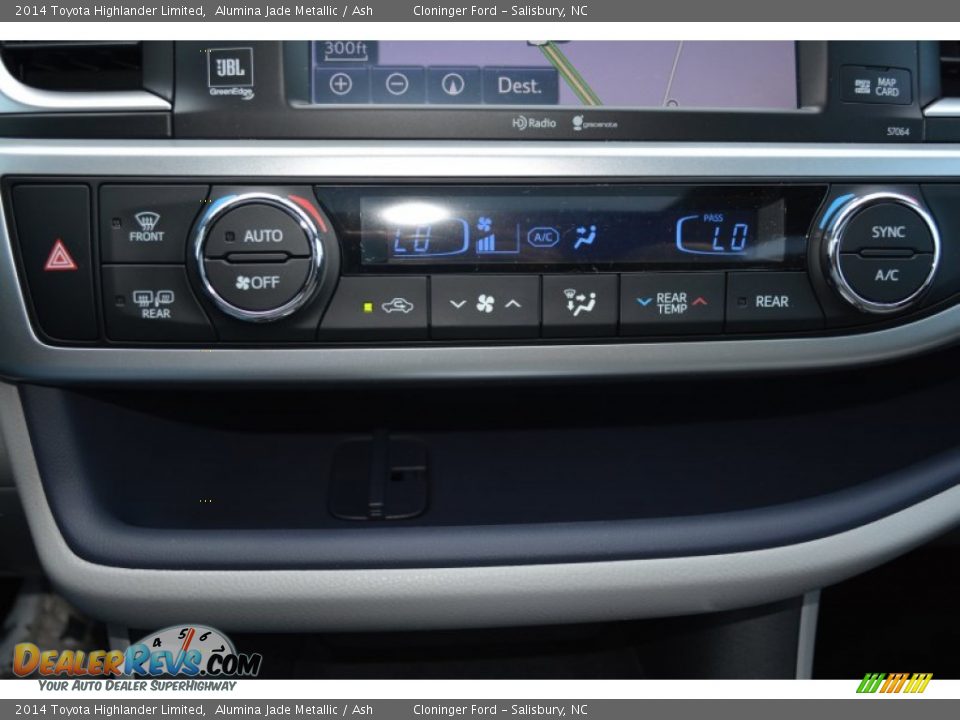 Controls of 2014 Toyota Highlander Limited Photo #19