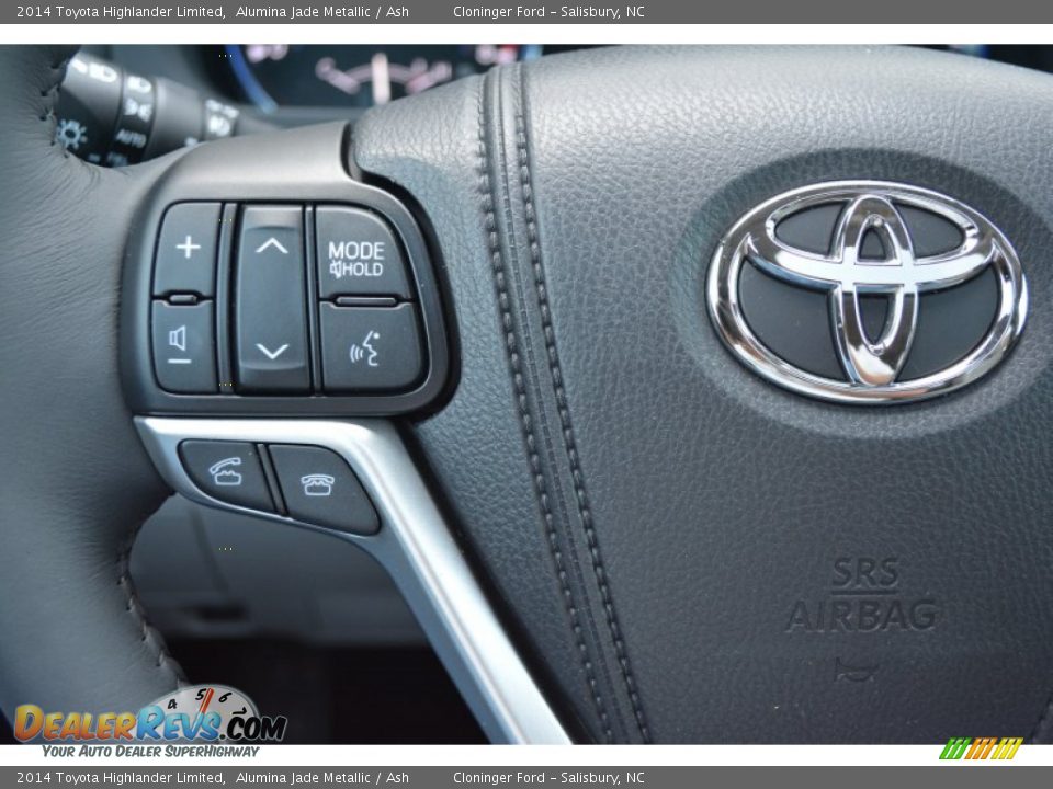 Controls of 2014 Toyota Highlander Limited Photo #25