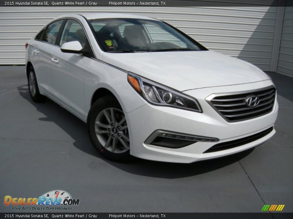 Front 3/4 View of 2015 Hyundai Sonata SE Photo #1
