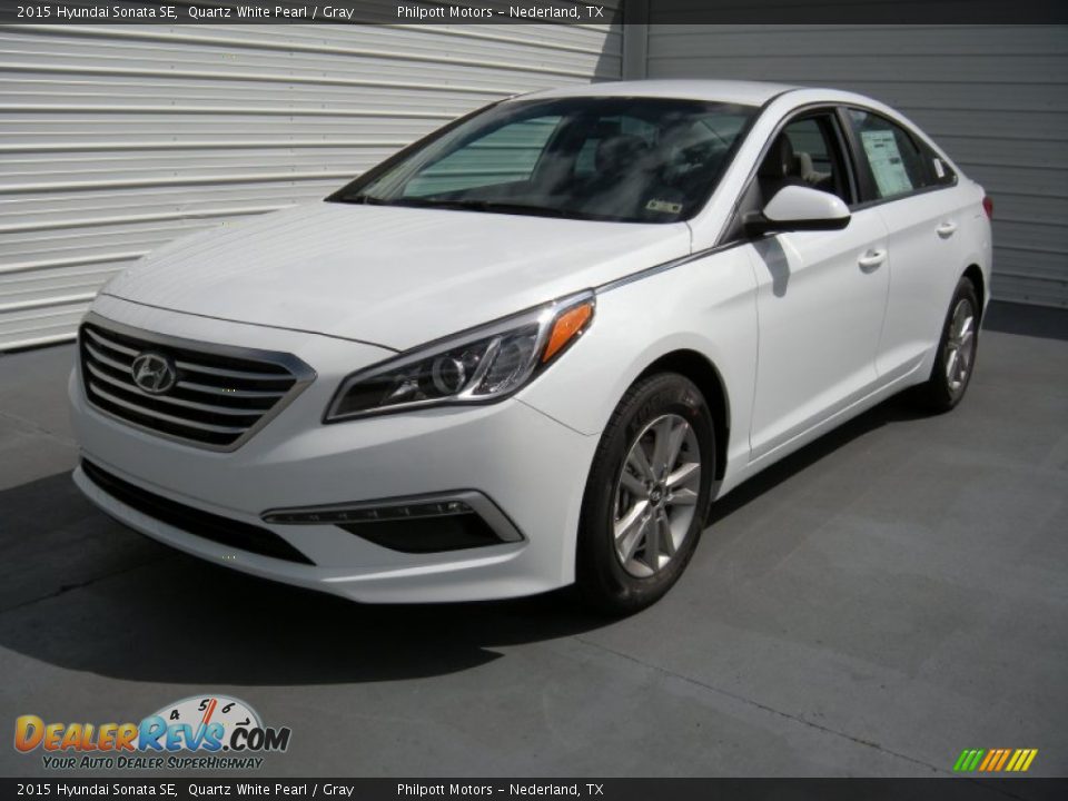 Front 3/4 View of 2015 Hyundai Sonata SE Photo #7