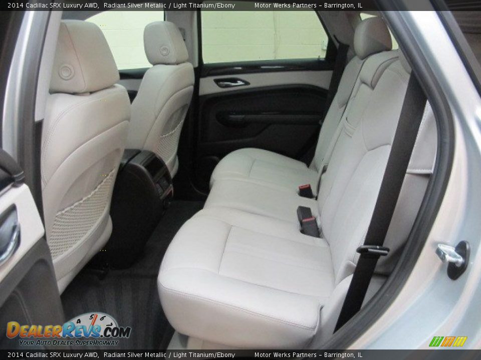 2014 Cadillac SRX Luxury AWD Radiant Silver Metallic / Light Titanium/Ebony Photo #32