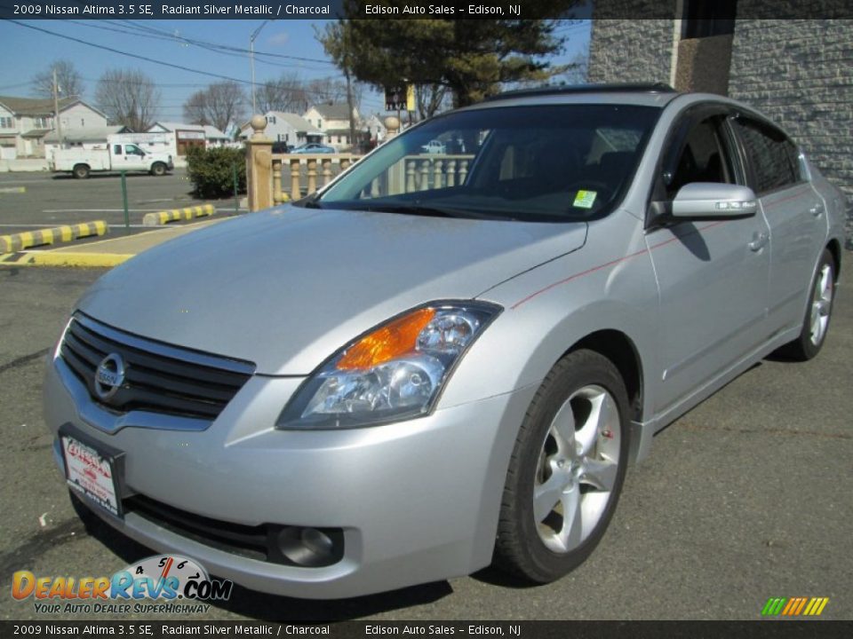 2009 Nissan Altima 3.5 SE Radiant Silver Metallic / Charcoal Photo #2