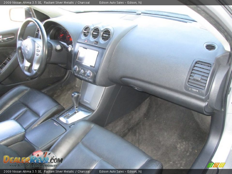 2009 Nissan Altima 3.5 SE Radiant Silver Metallic / Charcoal Photo #16
