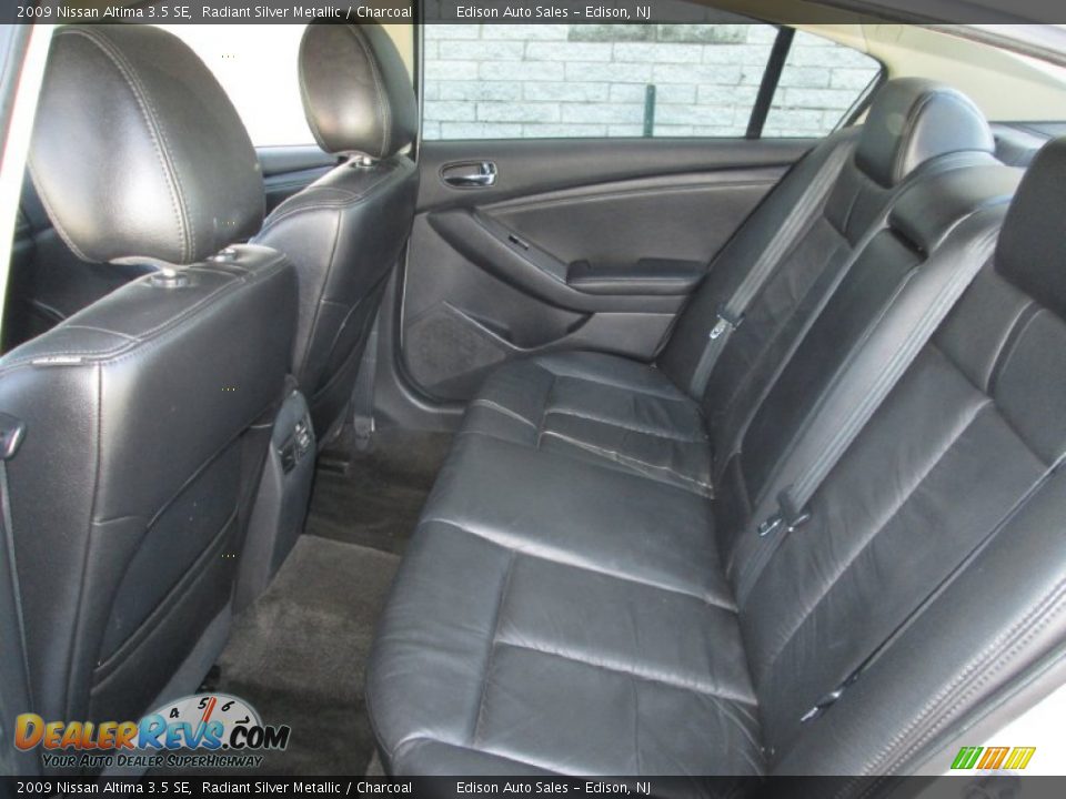 2009 Nissan Altima 3.5 SE Radiant Silver Metallic / Charcoal Photo #17