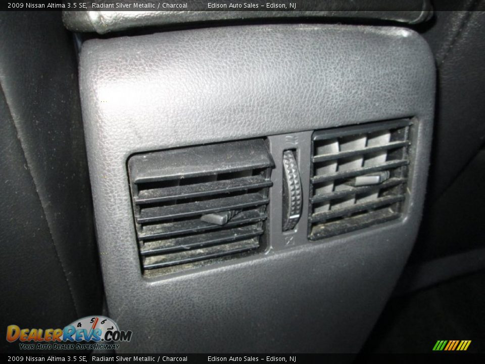 2009 Nissan Altima 3.5 SE Radiant Silver Metallic / Charcoal Photo #26