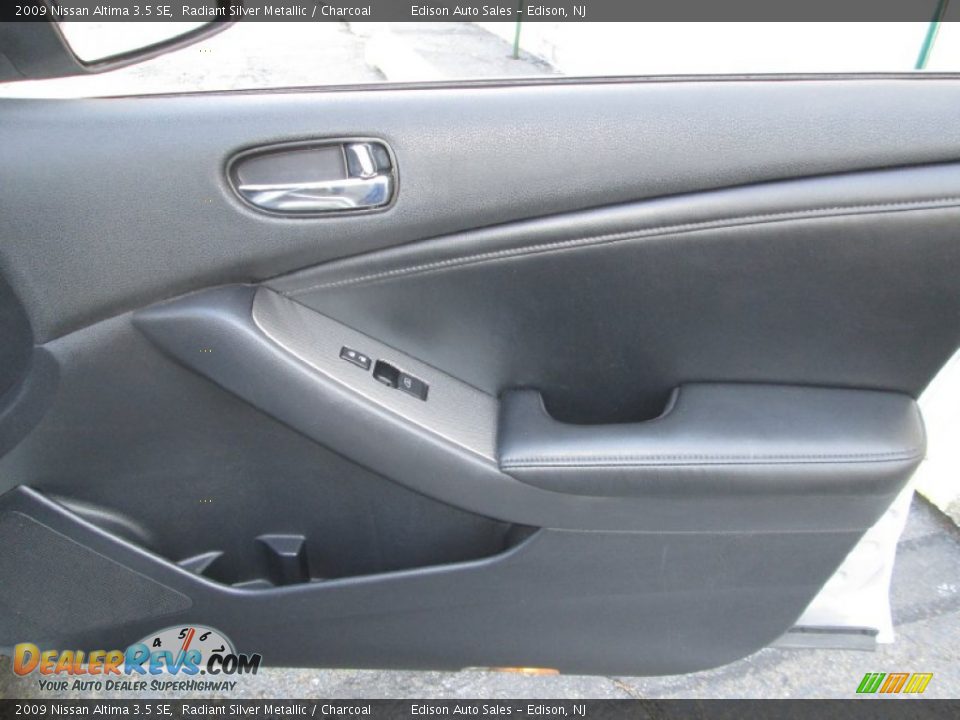 2009 Nissan Altima 3.5 SE Radiant Silver Metallic / Charcoal Photo #29