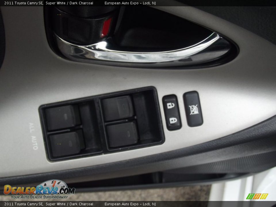 2011 Toyota Camry SE Super White / Dark Charcoal Photo #17