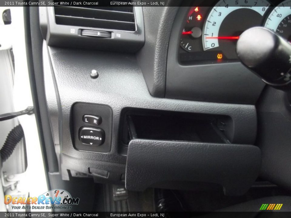 2011 Toyota Camry SE Super White / Dark Charcoal Photo #20