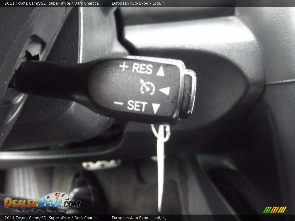 2011 Toyota Camry SE Super White / Dark Charcoal Photo #23