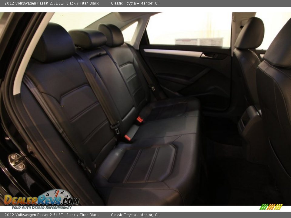 2012 Volkswagen Passat 2.5L SE Black / Titan Black Photo #24