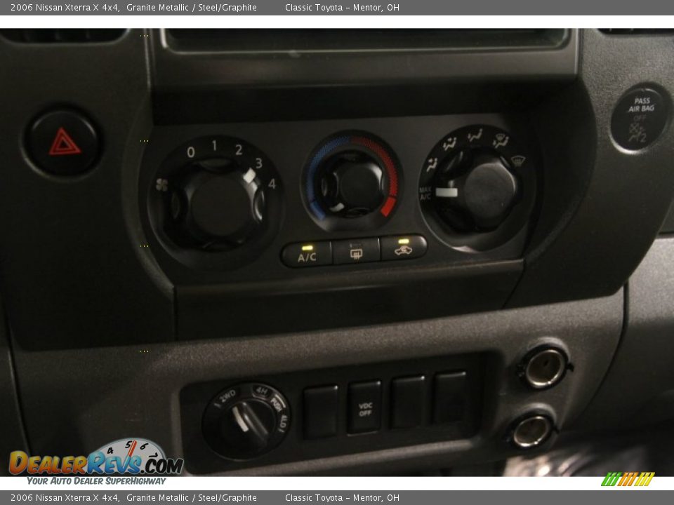 Controls of 2006 Nissan Xterra X 4x4 Photo #9