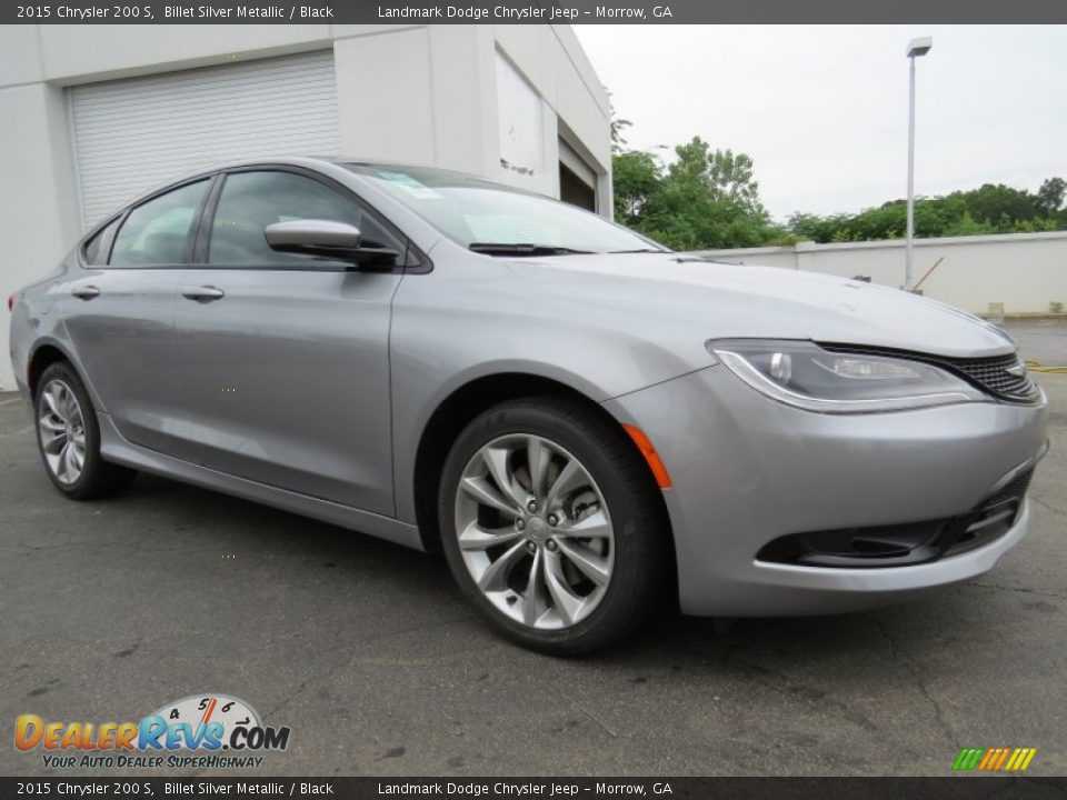 Front 3/4 View of 2015 Chrysler 200 S Photo #4