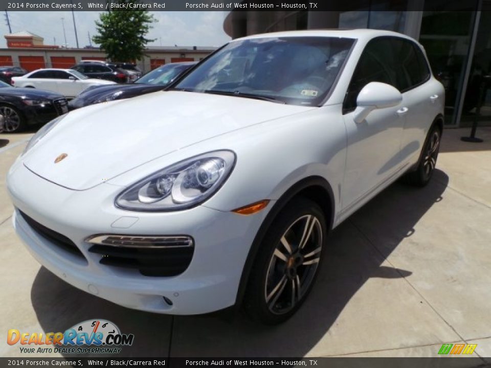 Front 3/4 View of 2014 Porsche Cayenne S Photo #3