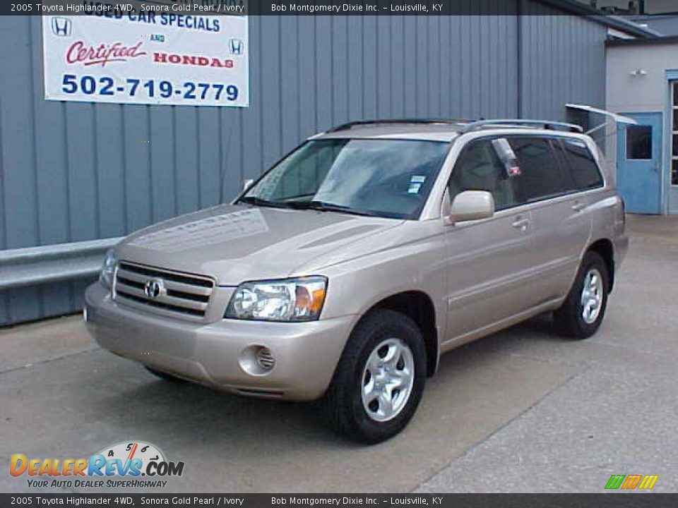 2005 Toyota Highlander 4WD Sonora Gold Pearl / Ivory Photo #2