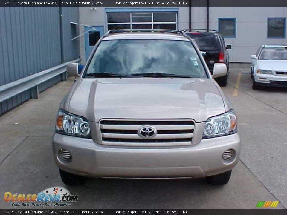 2005 Toyota Highlander 4WD Sonora Gold Pearl / Ivory Photo #3