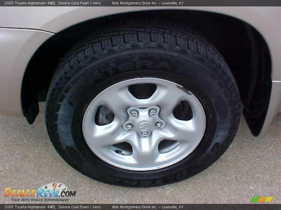 2005 Toyota Highlander 4WD Sonora Gold Pearl / Ivory Photo #4