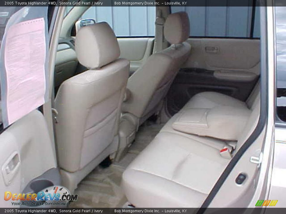 2005 Toyota Highlander 4WD Sonora Gold Pearl / Ivory Photo #7