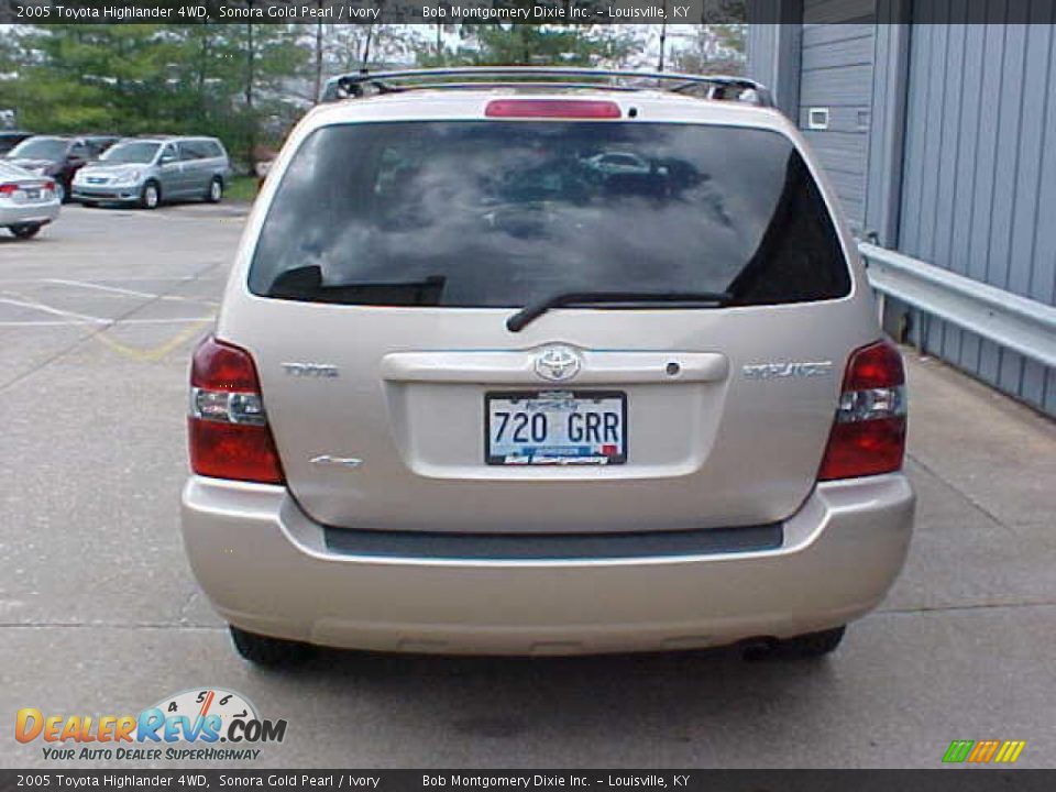 2005 Toyota Highlander 4WD Sonora Gold Pearl / Ivory Photo #8
