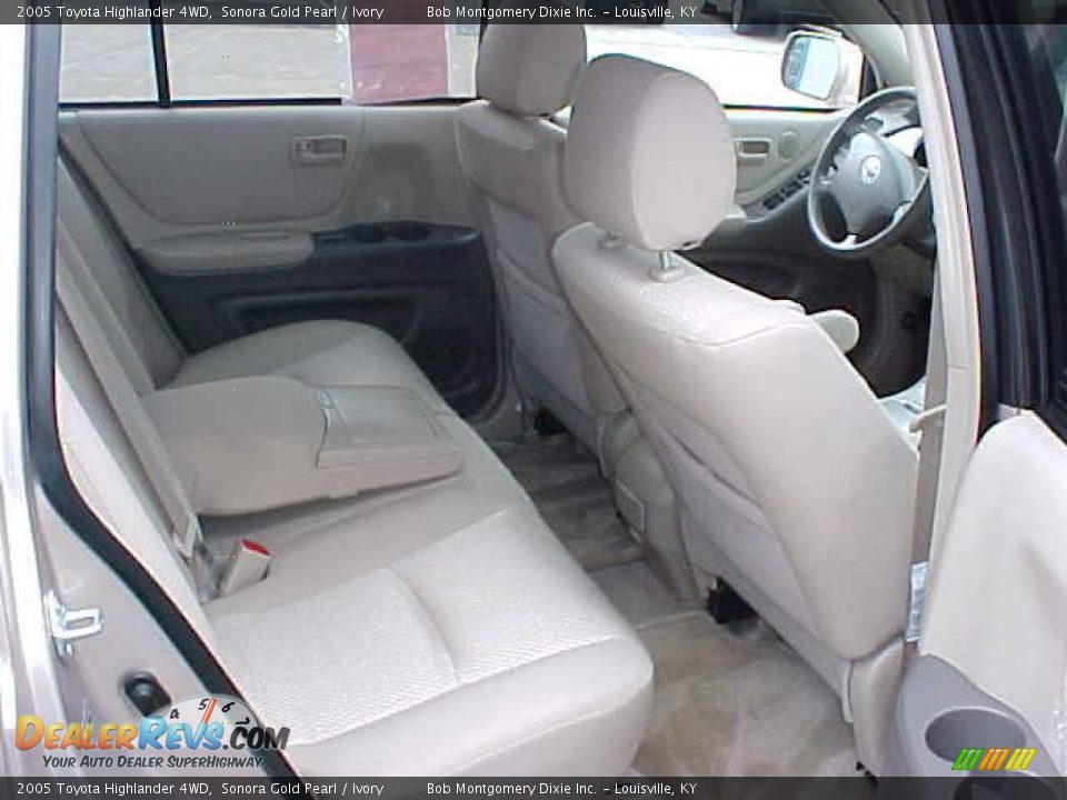 2005 Toyota Highlander 4WD Sonora Gold Pearl / Ivory Photo #10