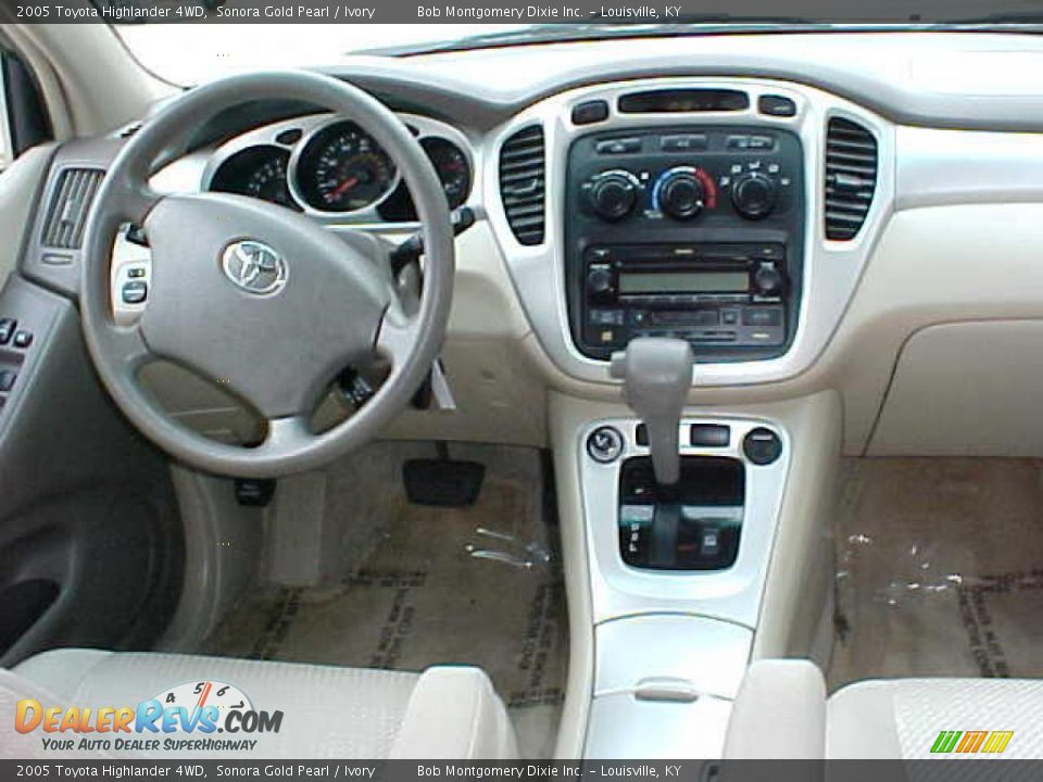 2005 Toyota Highlander 4WD Sonora Gold Pearl / Ivory Photo #11