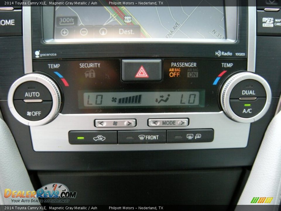 Controls of 2014 Toyota Camry XLE Photo #29
