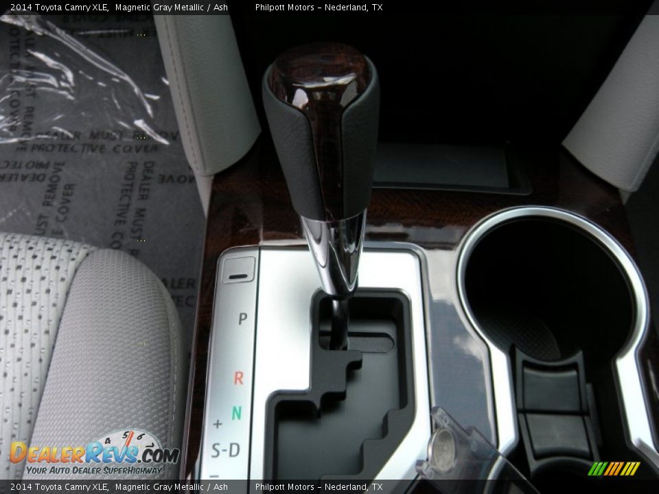 2014 Toyota Camry XLE Shifter Photo #30