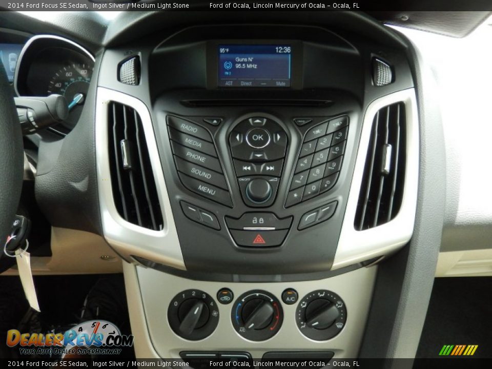 2014 Ford Focus SE Sedan Ingot Silver / Medium Light Stone Photo #10