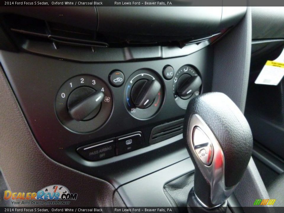 2014 Ford Focus S Sedan Oxford White / Charcoal Black Photo #20