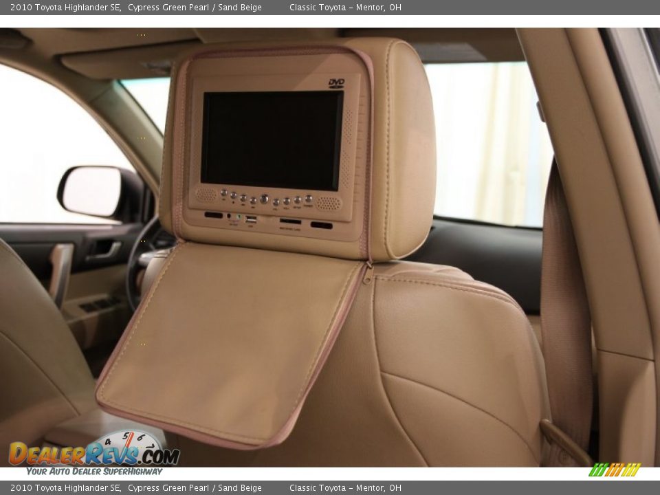 Entertainment System of 2010 Toyota Highlander SE Photo #24
