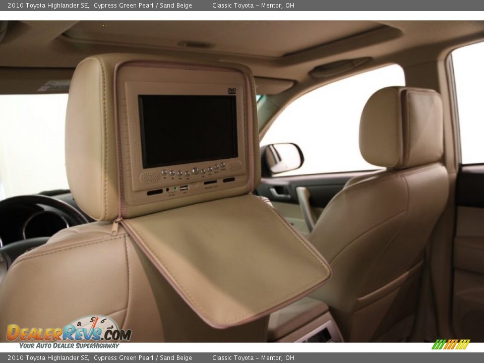 Entertainment System of 2010 Toyota Highlander SE Photo #27