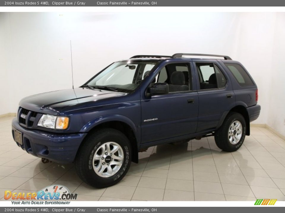 Front 3/4 View of 2004 Isuzu Rodeo S 4WD Photo #3