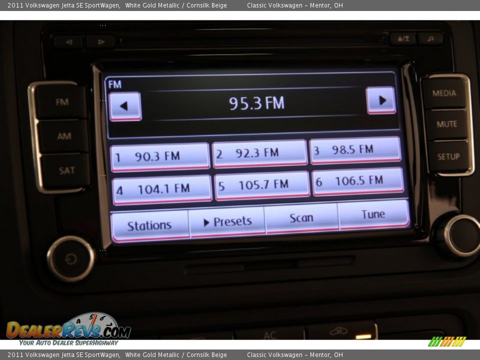 2011 Volkswagen Jetta SE SportWagen White Gold Metallic / Cornsilk Beige Photo #9