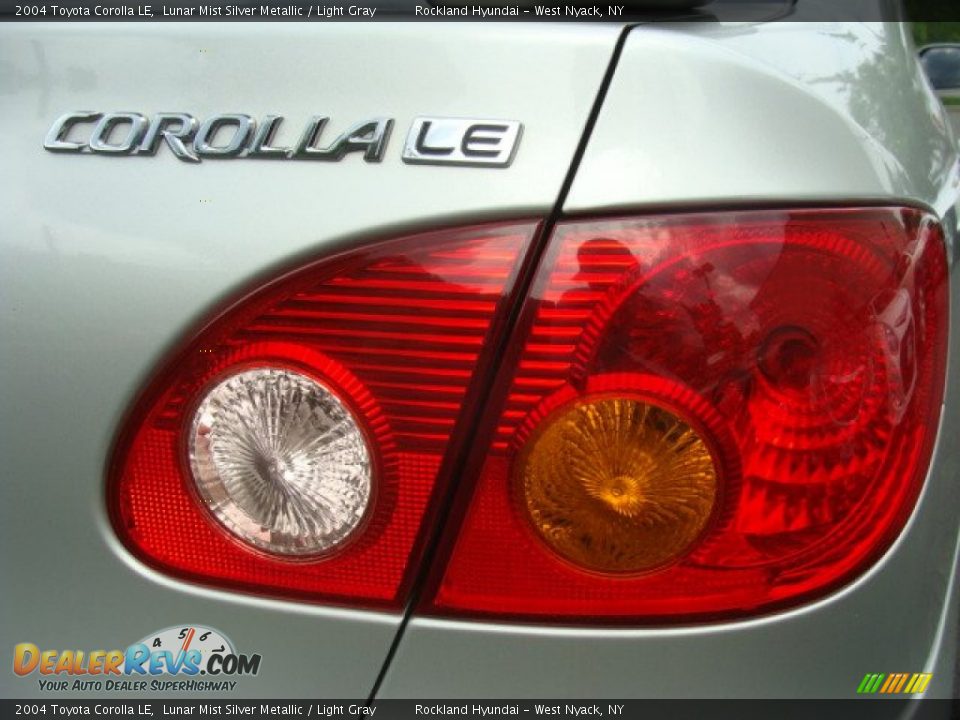 2004 Toyota Corolla LE Lunar Mist Silver Metallic / Light Gray Photo #18