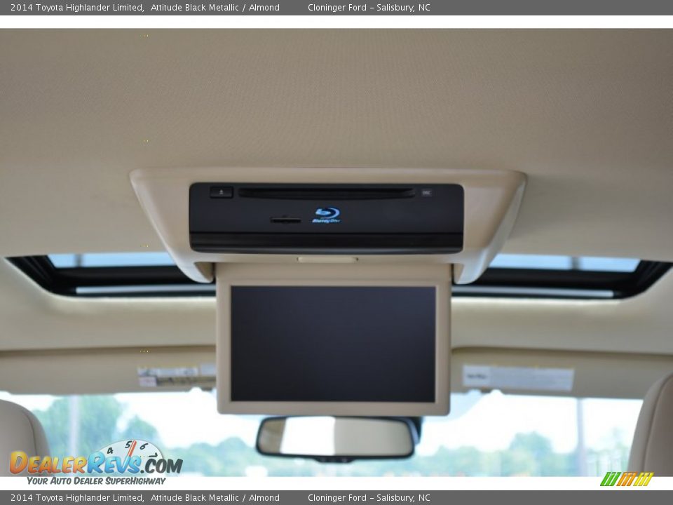 Entertainment System of 2014 Toyota Highlander Limited Photo #10