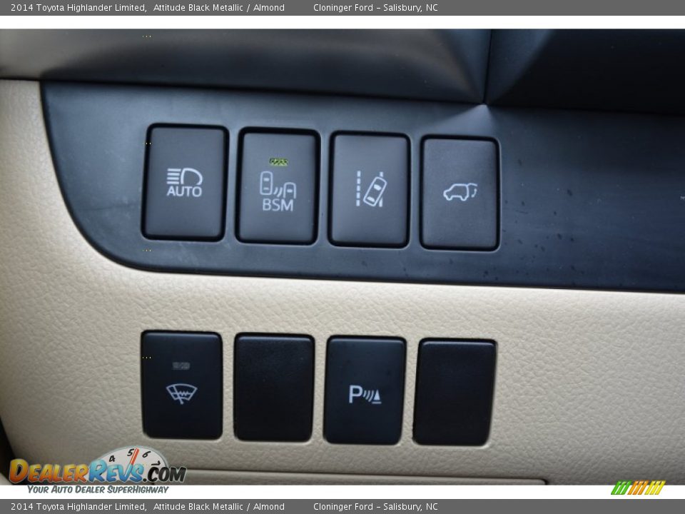 Controls of 2014 Toyota Highlander Limited Photo #30