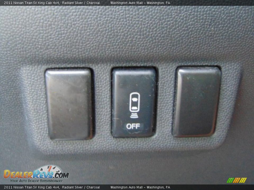2011 Nissan Titan SV King Cab 4x4 Radiant Silver / Charcoal Photo #15