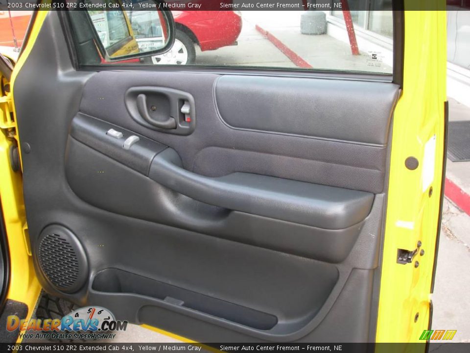 2003 Chevrolet S10 ZR2 Extended Cab 4x4 Yellow / Medium Gray Photo #7