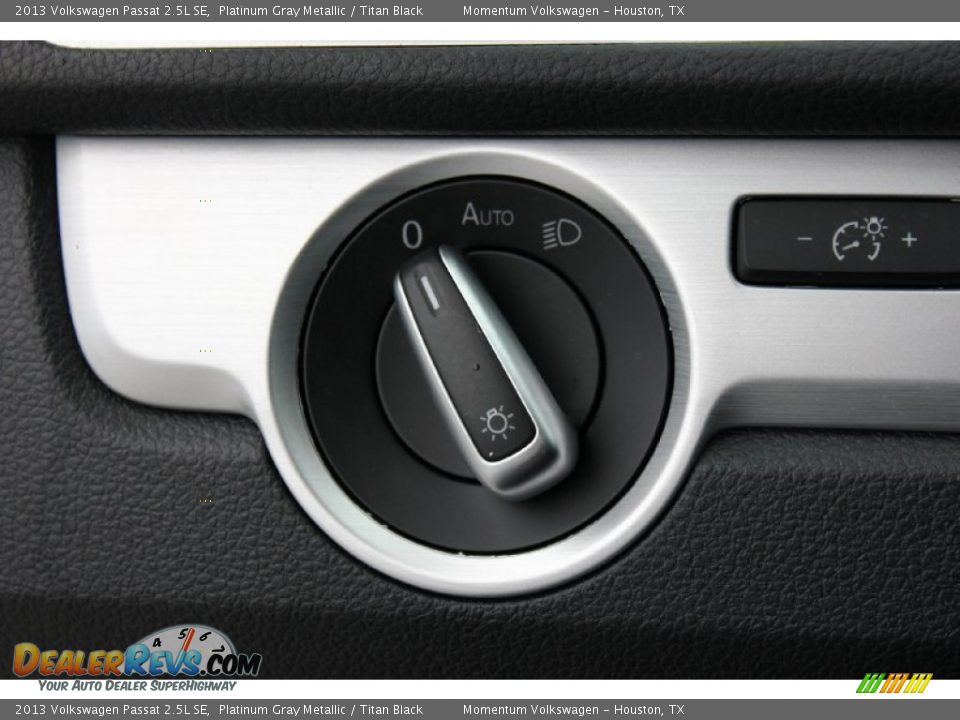 2013 Volkswagen Passat 2.5L SE Platinum Gray Metallic / Titan Black Photo #25