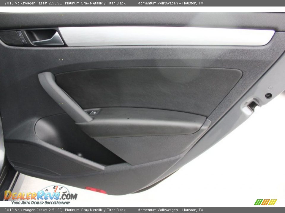 2013 Volkswagen Passat 2.5L SE Platinum Gray Metallic / Titan Black Photo #31