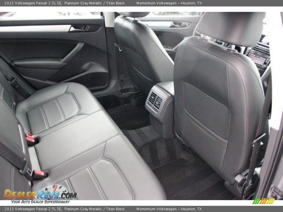 2013 Volkswagen Passat 2.5L SE Platinum Gray Metallic / Titan Black Photo #32