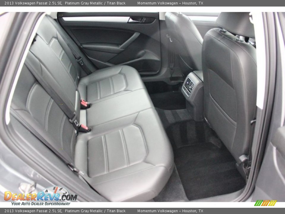 2013 Volkswagen Passat 2.5L SE Platinum Gray Metallic / Titan Black Photo #33