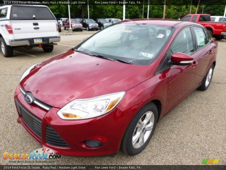 2014 Ford Focus SE Sedan Ruby Red / Medium Light Stone Photo #4