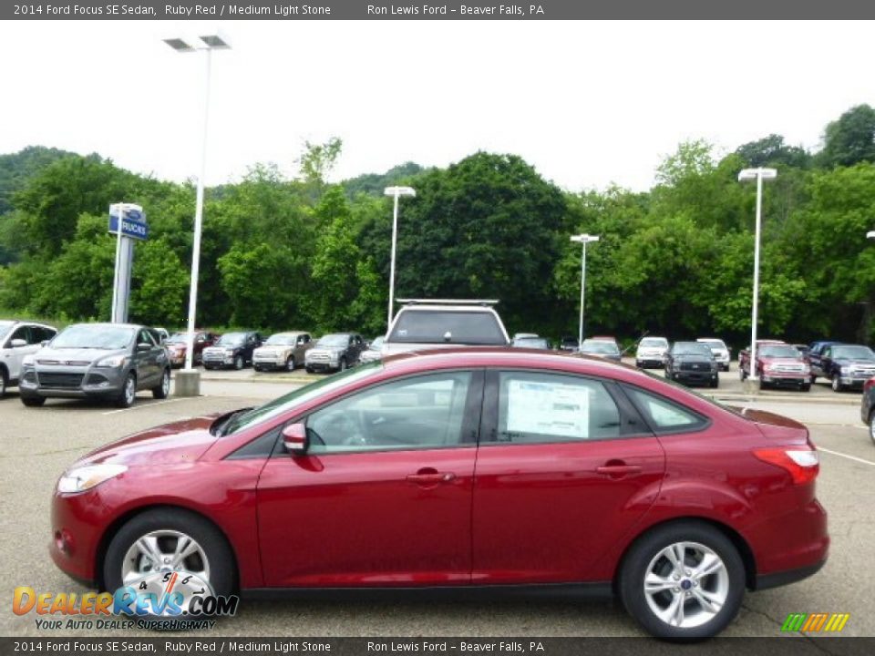 2014 Ford Focus SE Sedan Ruby Red / Medium Light Stone Photo #5