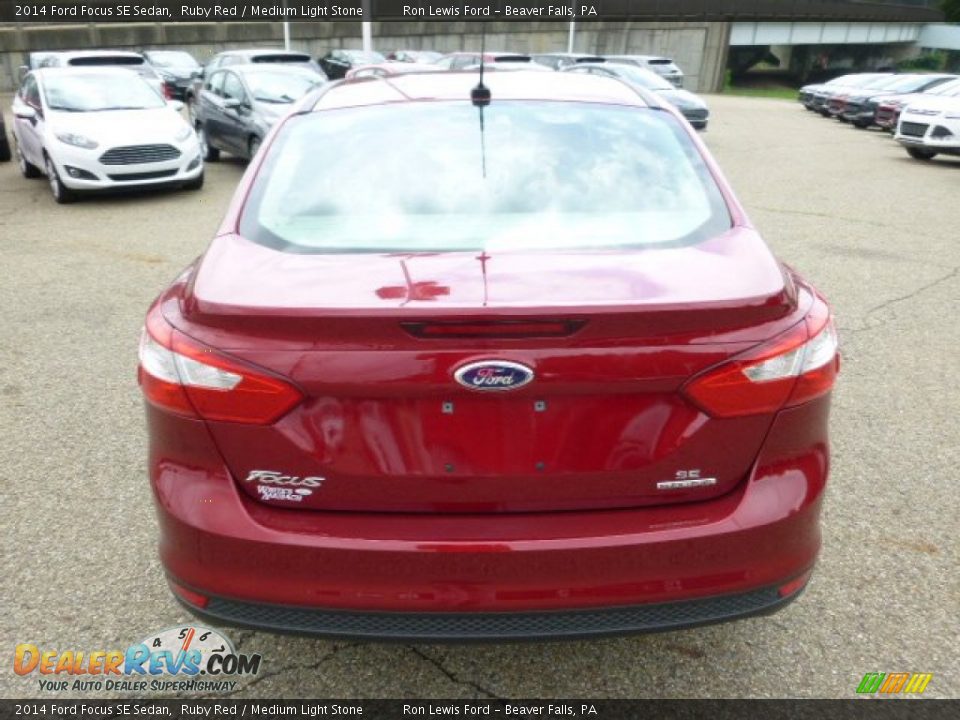 2014 Ford Focus SE Sedan Ruby Red / Medium Light Stone Photo #7