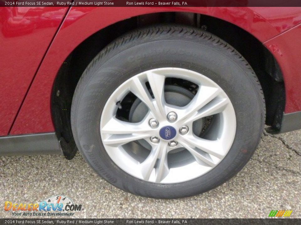 2014 Ford Focus SE Sedan Ruby Red / Medium Light Stone Photo #9